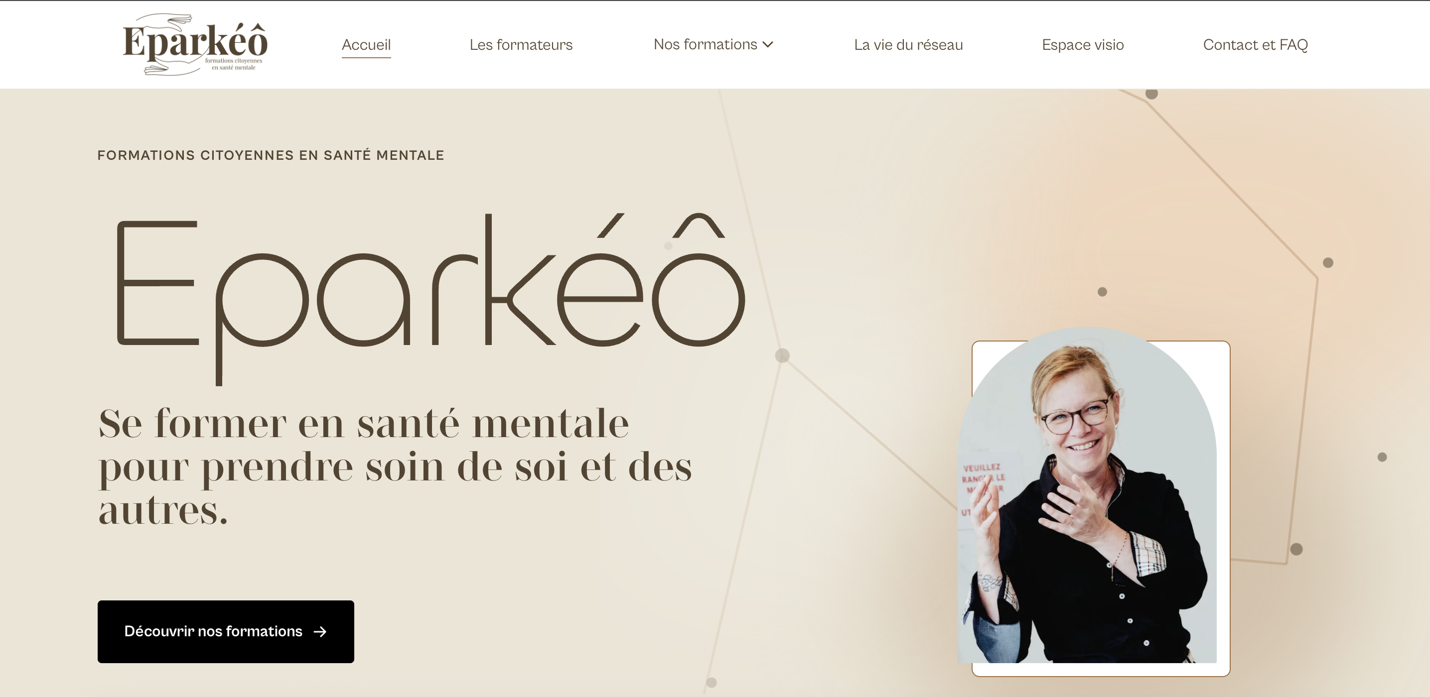 Page d'accueil du site Eparkéô, univers beige et chaud, mot Eparkéô et portrait de Séverine.