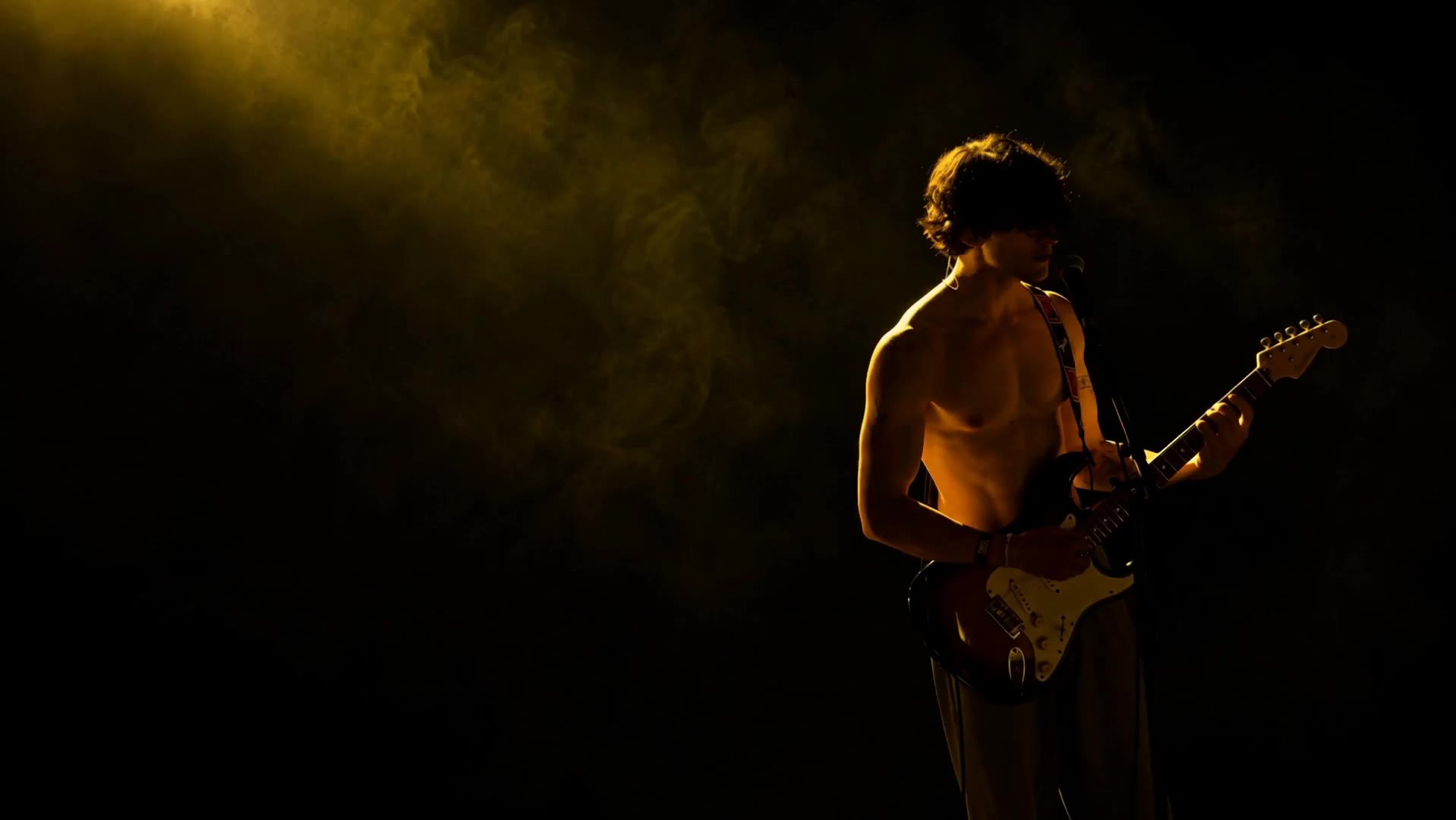 Axel Gregorcik en concert, à la guitare.
